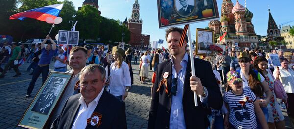 La marcha del Regimiento Inmortal en Moscú - Sputnik Mundo