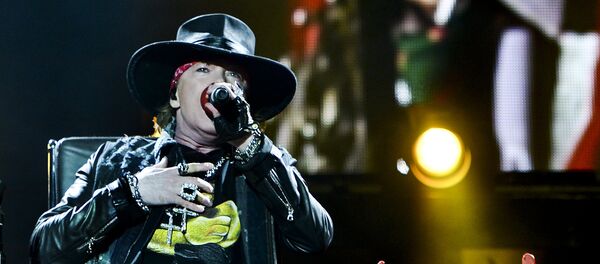 Axl Rose (L) and Angus Young (on the screen on top) of Australian Rock band AC/DC perform in Lisbon on May 7, 2016. - Sputnik Mundo