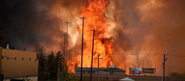 Incendio en la zona industrial de la ciudad canadiense de Fort McMurray - Sputnik Mundo