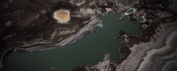 An aerial view photo shows sinkholes created by the drying of the Dead Sea, near Kibbutz Ein Gedi - Sputnik Mundo
