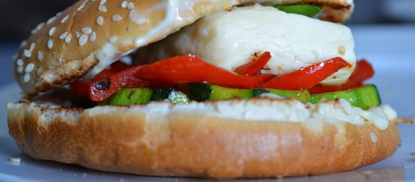 Hamburguesa con queso de cabra (archivo) - Sputnik Mundo