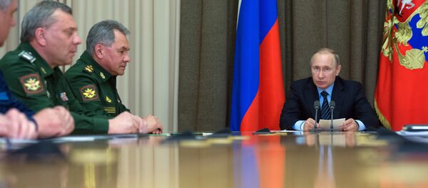 Presidente de Rusia, Vladímir Putin, durante la reunión con los jefes del Ministerio de Defensa ruso - Sputnik Mundo