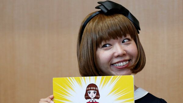 Japanese artist Megumi Igarashi, known as Rokudenashiko, holds her artwork after a news conference following a court appearance in Tokyo - Sputnik Mundo