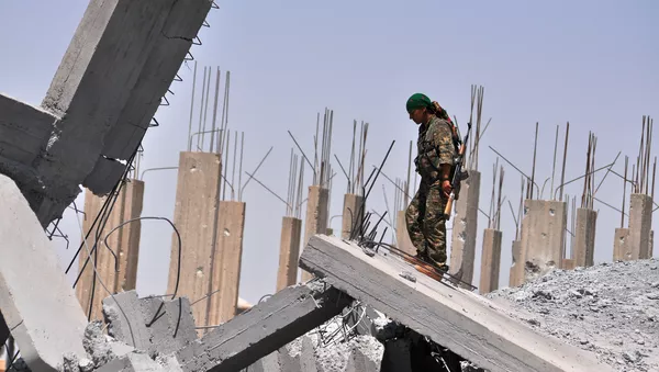 Una militante de las YPG en las afueras de Raqa - Sputnik Mundo