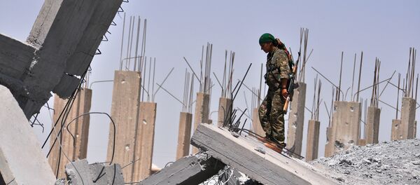 Una militante de las YPG en las afueras de Raqa - Sputnik Mundo