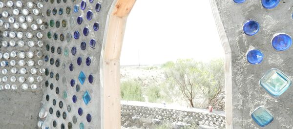 Una construcción basada en las ideas de Michael Reynolds - Sputnik Mundo