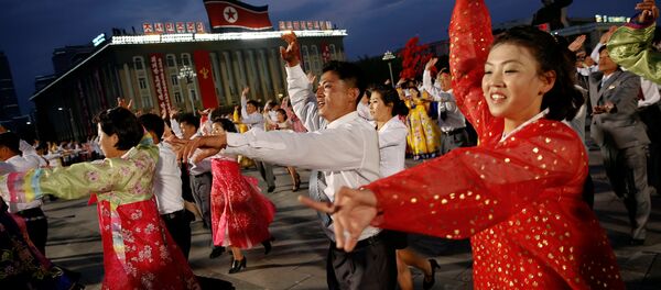 La gente baila en la Plaza de Kim Il-sung tras la manifestación - Sputnik Mundo