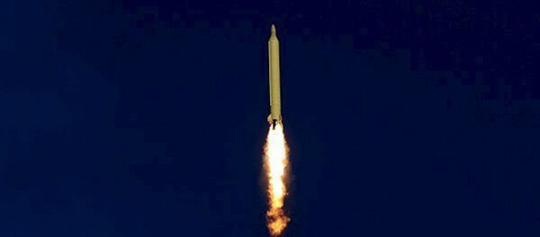 Irán lanza un misil balístico (archivo) - Sputnik Mundo