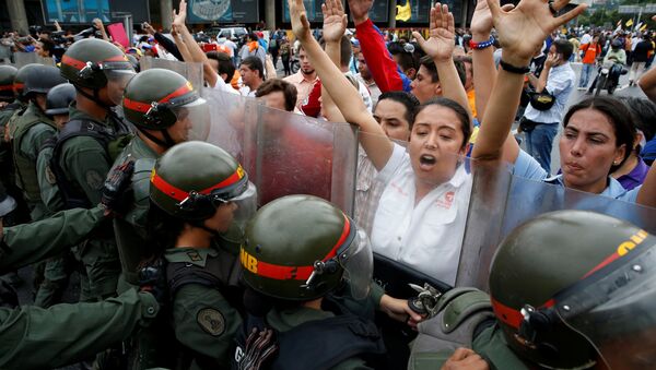 Opposition supporters clash with Venezuelan National Guards during a rally to demand a referendum to remove President Nicolas Maduro in Caracas, Venezuela - Sputnik Mundo