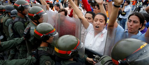 Opposition supporters clash with Venezuelan National Guards during a rally to demand a referendum to remove President Nicolas Maduro in Caracas, Venezuela Opposition supporters clash with Venezuelan National Guards during a rally to demand a referendum to remove President Nicolas Maduro in Caracas, Venezuela - Sputnik Mundo