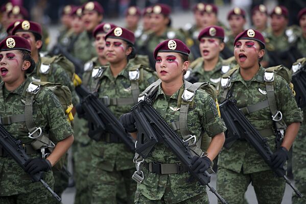 Mujeres guerreras: el uniforme militar femenino de diferentes países del mundo - Sputnik Mundo