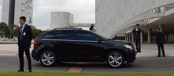 Dilma Rousseff llega en carro al Palacio presidencial de Planalto en Brasilia - Sputnik Mundo