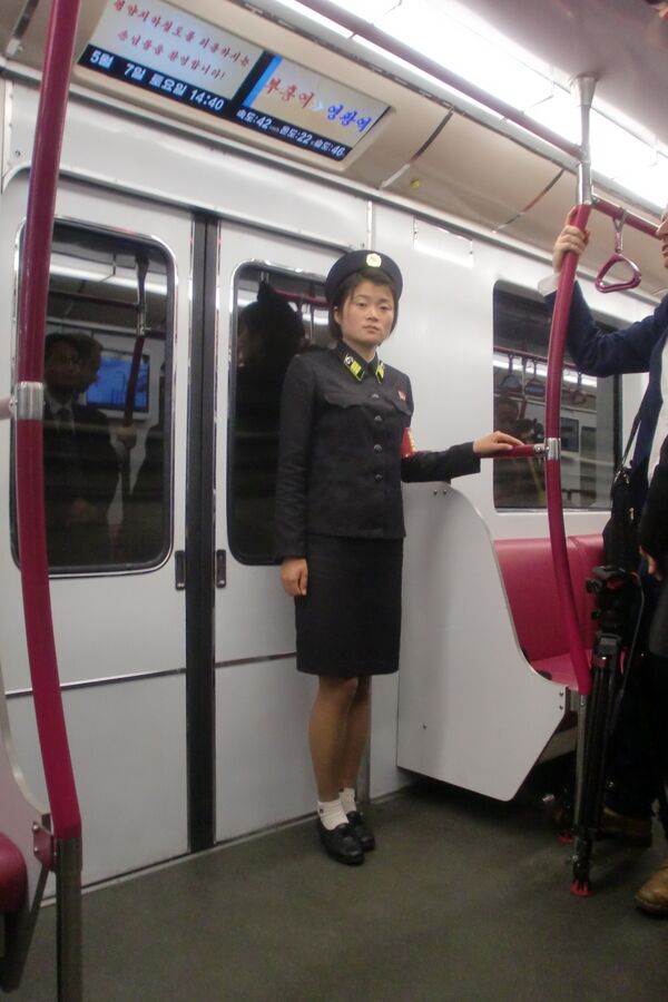 Empleada del metro de Pyongyang - Sputnik Mundo