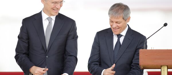El secretario general del bloque militar Jens Stoltenberg y el primer ministro de Rumanía Dacian Ciolos durante la inauguración de la base rumana de Deveselu - Sputnik Mundo