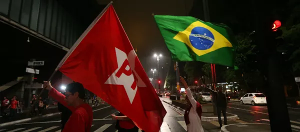 Banderas del Partido de los Trabajadores y de Brasil Banderas del Partido de los Trabajadores y de Brasil - Sputnik Mundo