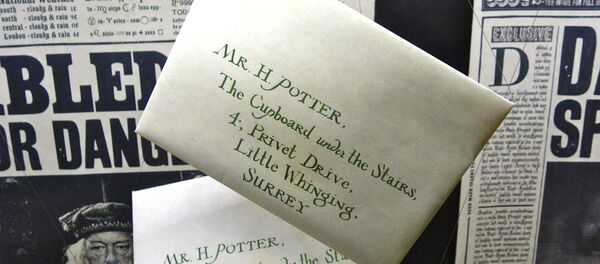 Cartas de invitación al Colegio Hogwarts de Magia y Hechicería - Sputnik Mundo