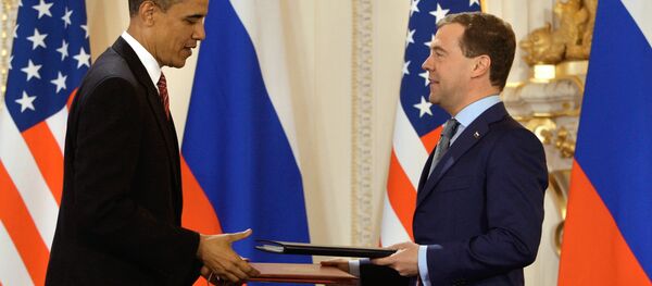 Barack Obama y Dmitri Medvédev firman el Tratado START, 8 de noviembre de 2010 - Sputnik Mundo
