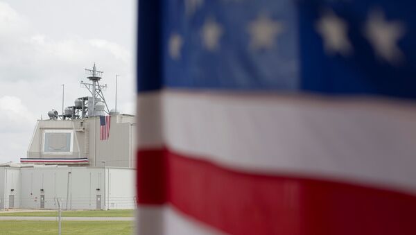 La bandera estadounidense en la base de Deveselu en Rumanía - Sputnik Mundo