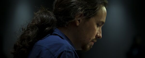 Spain's Podemos Party leader Pablo Iglesias listens to a question during a news conference following his meeting with Socialist Party leader Pedro Sanchez at the Spanish parliament in Madrid - Sputnik Mundo