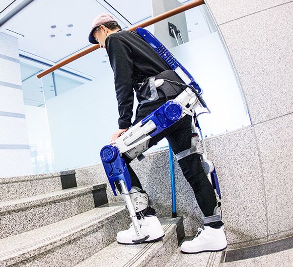 El exoesqueleto de Hyundai prevé aumentar la movilidad de las personas - Sputnik Mundo
