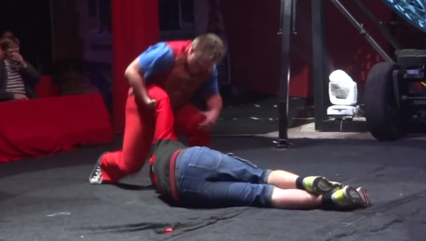 Payaso asesino casi mata a un hombre durante un show - Sputnik Mundo