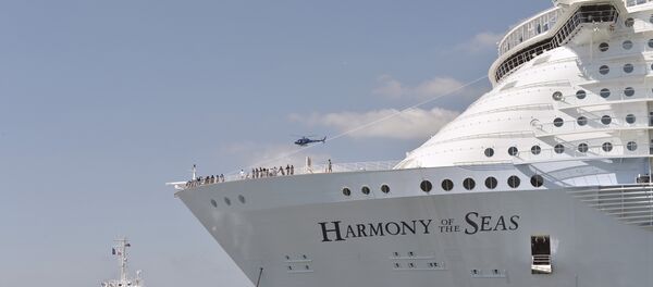 Harmony of the Seas cruise ship as it sails from the STX Saint-Nazaire shipyard - Sputnik Mundo