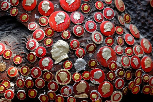 Insignias con la imagen de Mao Tse Tung, el máximo dirigente del Partido Comunista de China - Sputnik Mundo