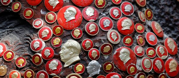 Insignias con la imagen de Mao Zedong, el máximo dirigente del Partido Comunista de China - Sputnik Mundo