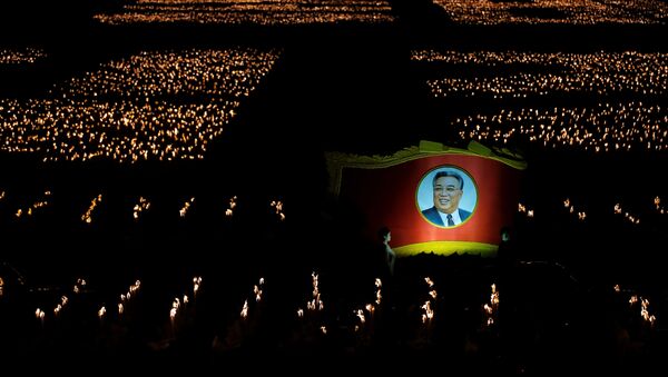 La marcha multitudinaria en Pyonyang - Sputnik Mundo