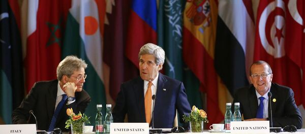 Ministro de Exteriores de Italia, Paolo Gentiloni, secretario de Estado de EEUU, John Kerry y Enviado de la ONU, Martin Kobler durante el encuentro ministerial sobre Libia Ministro de Exteriores de Italia, Paolo Gentiloni, secretario de Estado de EEUU, John Kerry y Enviado de la ONU, Martin Kobler durante el encuentro ministerial sobre Libia - Sputnik Mundo