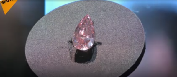 ¿Te sobran 38 millones de dólares? El único diamante rosa se expone en una subasta - Sputnik Mundo