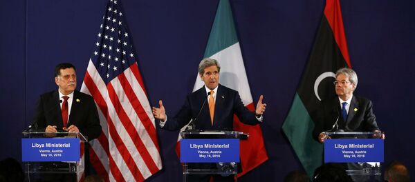 Primer ministro libio, Fayez al-Sarraj, John Kerry, secretario de Estado de EE UU, y canciller italiano, Paolo Gentiloni - Sputnik Mundo