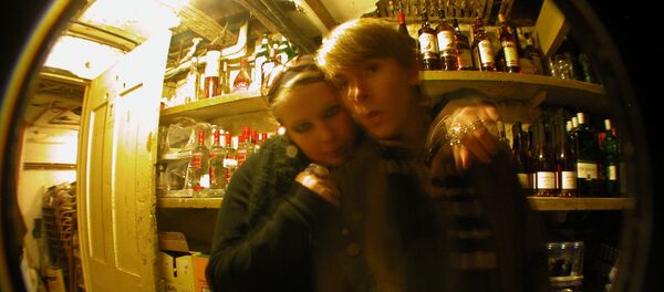 Adolescentes en un bar - Sputnik Mundo