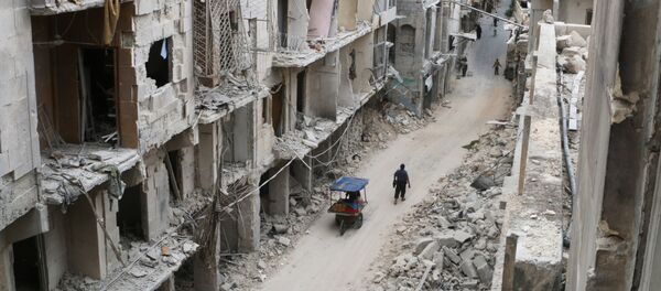 Residents walk near damaged buildings in the rebel held area of Old Aleppo - Sputnik Mundo