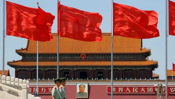 Plaza de Tiananmén donde se ve el retrato de Mao Zedong el día que se cumple medio siglo del inicio de la Revolución Cultural - Sputnik Mundo