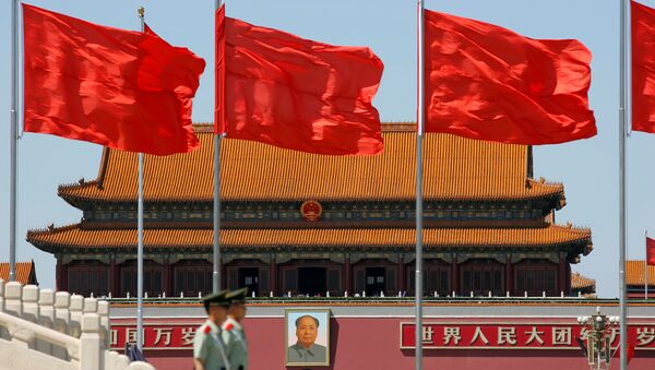 Plaza de Tiananmén donde se ve el retrato de Mao Zedong el día que se cumple medio siglo del inicio de la Revolución Cultural - Sputnik Mundo