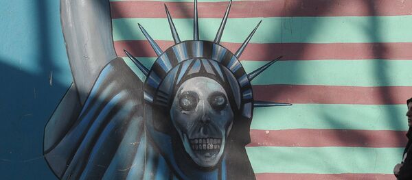 Una mujer cerca del edificio que anteriormente fue la embajada de EEUU en Teherán - Sputnik Mundo