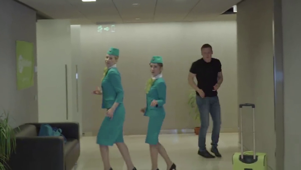 S7 Airlines se suma al reto de danza  #RunningManChallenge - Sputnik Mundo