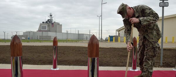 US Army personnel cleans the red carpet ahead an inauguration ceremony of the US anti-missile station Aegis Ashore Romania (in the background) at the military base in Deveselu, Romania on May 12, 2016 - Sputnik Mundo