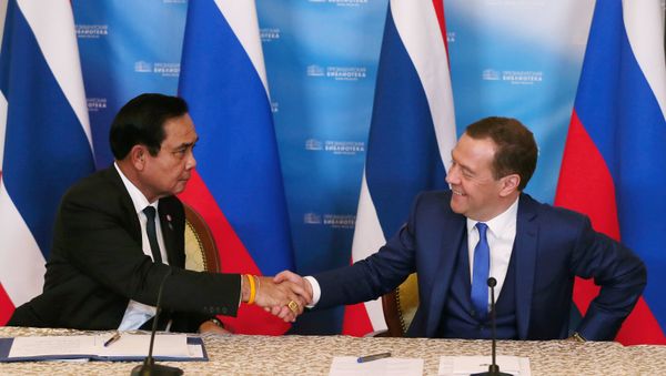 Primer ministro de Tailandia, Prayuth Chan-Ocha y primer ministro de Rusia, Dmitri Medvedev Primer ministro de Tailandia, Prayuth Chan-Ocha y primer ministro de Rusia, Dmitri Medvedev - Sputnik Mundo