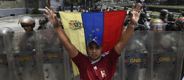 Un manifestante con la bandera nacional de Venezuela Un manifestante con la bandera nacional de Venezuela - Sputnik Mundo