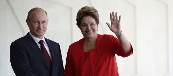 Vladímir Putin, el presidente de Rusia y la ex presidente de Brasil, Dilma Rousseff - Sputnik Mundo