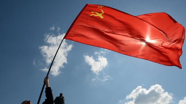 La bandera de la Unión Soviética en la marcha comunista - Sputnik Mundo