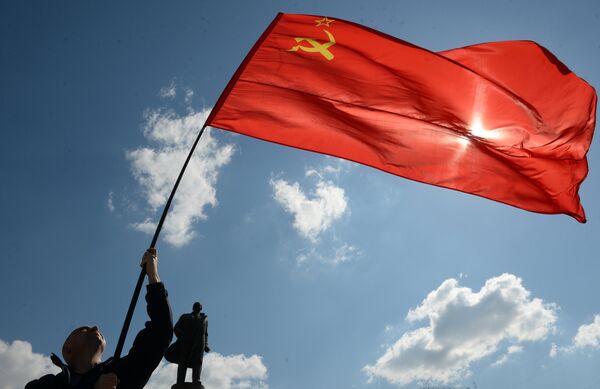 La bandera de la Unión Soviética en la marcha comunista  - Sputnik Mundo