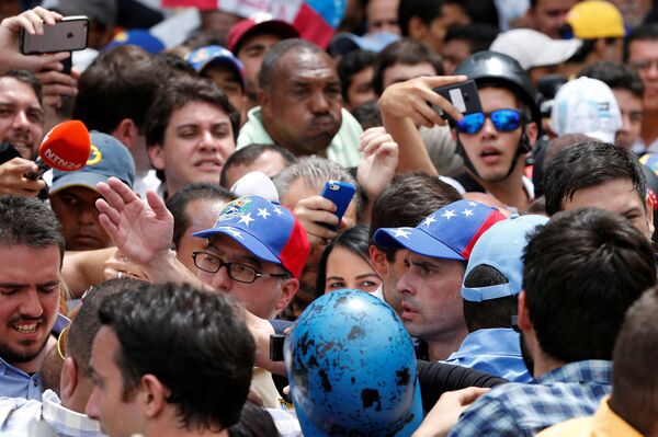 El opositor Henrique Capriles entre los manifestantes. - Sputnik Mundo