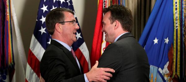 Ash Carter, secretario de Defensa de EEUU, y Eric Fanning, nuevo secretario del Ejército de EEUU Ash Carter, secretario de Defensa de EEUU, y Eric Fanning, nuevo secretario del Ejército de EEUU - Sputnik Mundo