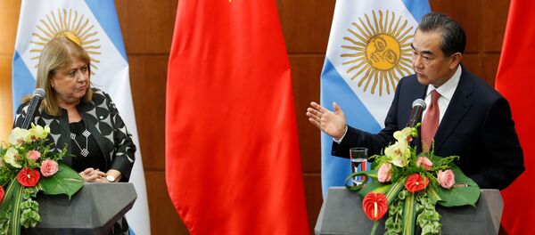 El canciller chino Wang Yi con su homóloga argentina, Susana Malcorra durante la reunión en Pekín - Sputnik Mundo