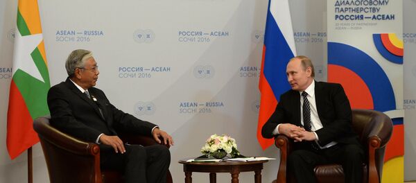 El presidente de Birmania, Htin Kyaw, y el presidente de Rusia, Vladímir Putin El presidente de Birmania, Htin Kyaw, y el presidente de Rusia, Vladímir Putin - Sputnik Mundo