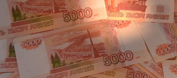 Billetes de 5000 rublos rusos Billetes de 5000 rublos rusos - Sputnik Mundo
