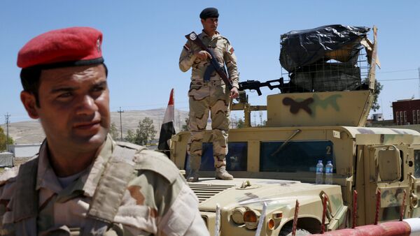 Iraqi soldiers guard their base in Makhmour, after it was freed from control of Islamic State, south of Mosul, April 17, 2016 - Sputnik Mundo